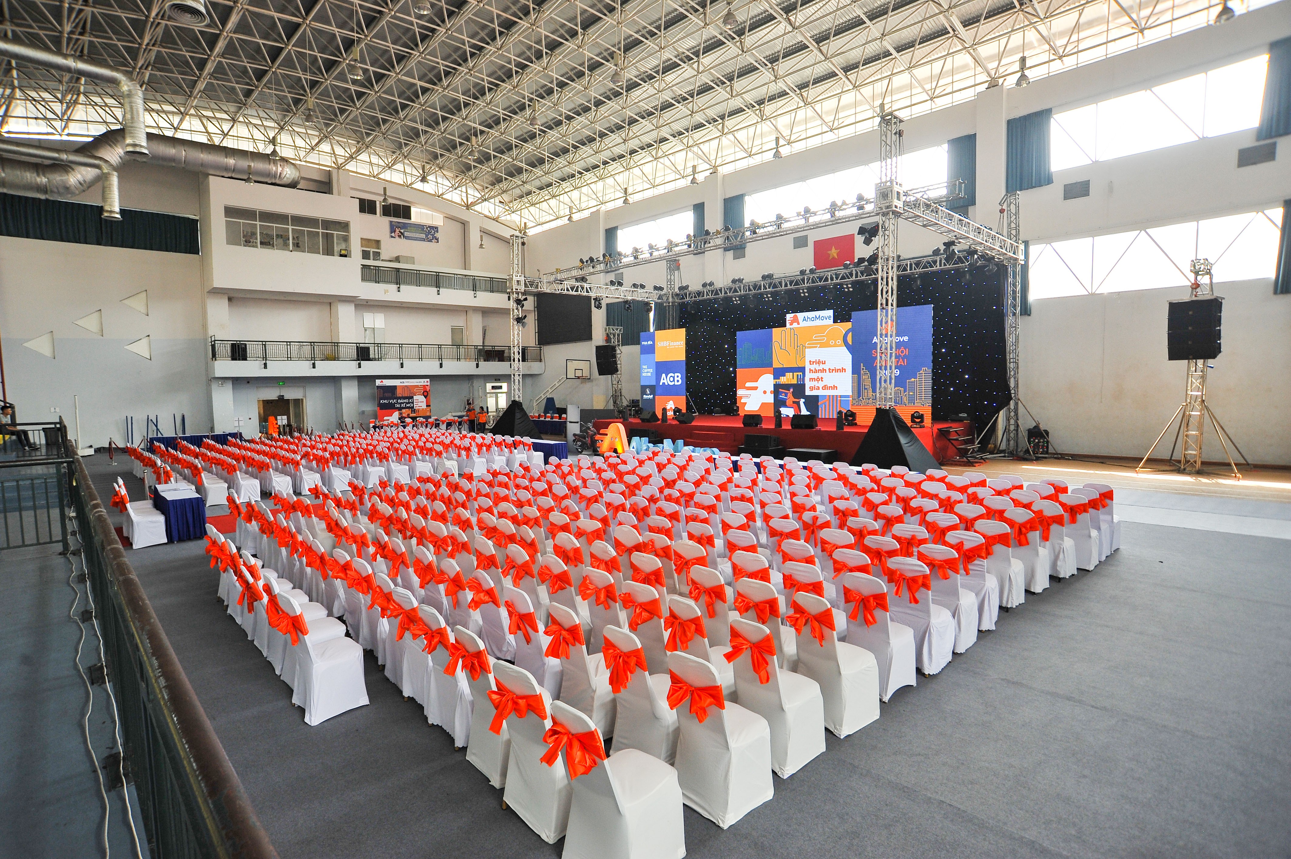 <p><span style="font-size: 15pt;"><a href="/thiet-bi-su-kien">Thiết Bị Sự Kện</a></span></p>
<p data-start="1707" data-end="1867" class="">OCE Agency sở hữu kho thiết bị sự kiện quy mô lớn, luôn sẵn sàng cho thuê với <strong data-start="1785" data-end="1847">chất lượng cao – hình ảnh chuyên nghiệp – vận hành ổn định</strong>.<br data-start="1848" data-end="1851" />Dịch vụ bao gồm:</p>
<ul data-start="1868" data-end="2017">
<li data-start="1868" data-end="2017" class="">
<p data-start="1870" data-end="2017" class=""><strong data-start="1870" data-end="2017">Âm thanh – Ánh sáng – Màn hình LED – Sân khấu – Nhà bạt không gian – Thảm trải – Cổng hơi – Quạt công nghiệp – Bục phát biểu – Booth trưng bày…</strong></p>
</li>
</ul>
<p data-start="2019" data-end="2129" class="">Đội kỹ thuật hỗ trợ <strong data-start="2039" data-end="2071">lắp đặt – vận hành – tháo dỡ</strong> đúng tiến độ, đảm bảo tiết kiệm thời gian cho khách hàng.</p>